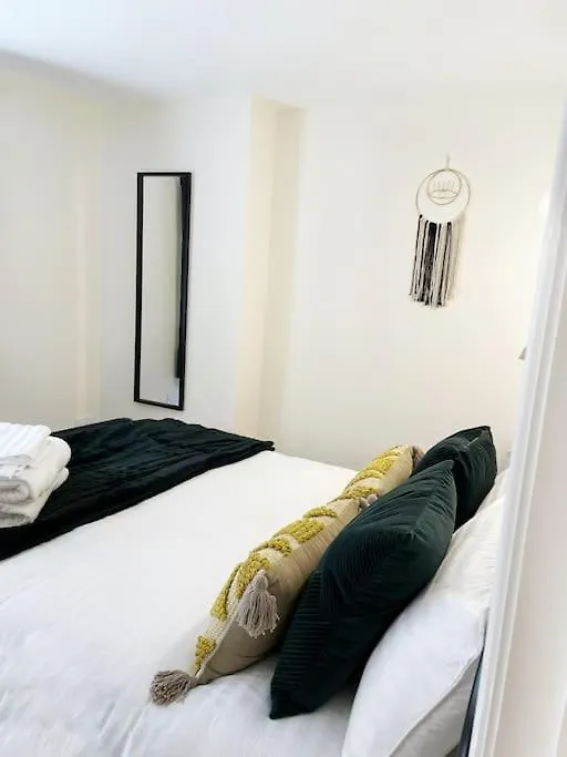 Riverside Apartment - York 0*,